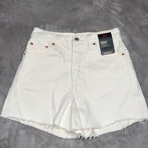 NWT Levi’s rib cage super high rise jean shorts!
